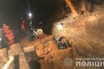 Несчастный случай на стройке: в Тернополе двух мужчин засыпало землей 