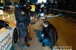 На столичному мосту поліцейські стріляниною затримали озброєного водія-втікача