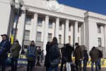 Под Верховной Радой собрался митинг – требуют от депутатов уйти на карантин