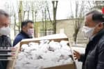 Фонд Порошенко передал больнице Львова 800 защитных медицинских костюмов, а также освященные куличи