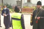 Літак МАУ доставив амфору із Благодатним вогнем до Києва: яка ситуація біля храмів на Великдень
