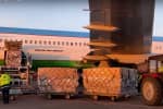 В Украину прибыл самолет с защитными костюмами, приобретенными для медиков Фондом Порошенко – видео