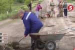 "Уваги нуль! Дістало вже!": мешканці прифронтового Новотошківського землею латають дірки в асфальті
