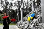 Петр Порошенко принимает участие в почтении памяти жертв коммунистических репрессий в Быковне