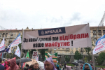 Прийшли під КМДА цілими сім'ями: обурені вкладники вийшли на акцію вимагати своє житло 