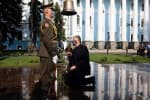 Петро Порошенко з дружиною вшановують пам’ять військовослужбовців, які загинули за Україну