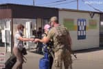 Шахраї на КПВВ: як окупанти в "сірій зоні" виманюють гроші під час пандемії