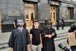 У масках вовка та Зеленського: під ОП відбулася театралізована акція через свавілля ОАСК – включення