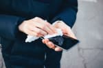 Коронавірус може жити на смартфонах і грошах до 28 днів – але є нюанси