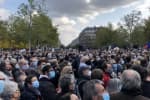 Во Франции собрались сотни людей, чтобы почтить память учителя, убитого накануне
