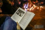 Заборонена книга: під Печерським судом активісти при свічках читали роботу Вахтанга Кіпіані про Стуса