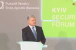 "Влада замість того, щоб закупити ліки і тести, закопала гроші в асфальт" – Порошенко