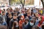 Аномальна явка виборців: в Одесі на одній із дільниць утворилася черга зі студентів на цілий квартал