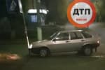В Киеве пьяный водитель трижды въехал в дорожный знак, припарковался и заснул – видео