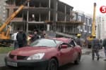 Авто сплюснуло: у Києві будівельний кран впав на машину – включення