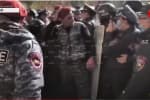 Столкновения и задержания в Армении – тысячи человек протестуют против соглашения по Карабаху