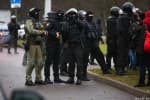 У Мінську почалися сутички протестувальників із силовиками: людей затримують у дворах 
