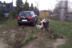 Во Львове пьяный полицейский протаранил две машины и влетел в детскую площадку – видео