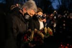 "Пам'ять про вбивство народу" – Порошенко разом з дружиною запалив свічку пам'яті біля меморіалу Голодомору