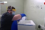 Велика Британія вже отримала перші дози вакцини від коронавірусу: кого щепитимуть першими