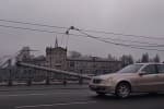Движение транспорта парализовано: на Шулявском мосту упали три электроопоры 