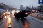 Водитель не справился с управлением: в Киеве автомобиль перевернулся на крышу