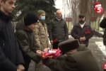 Так чествуют военных в США: семьям павших бойцов ВСУ передали флаги с именами