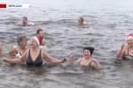 "Паломничество к проруби": в Черкассах пенсионеры начали 2021 год с заплыва по Днепру
