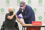 Джо Байден получил вторую дозу вакцины против COVID-19