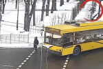 В Киеве троллейбус сбил женщину прямо на пешеходном переходе – видео