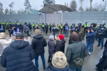 Вимагали знизити ціни на газ та повернути пільгу на електроенергію – як українці "вітали" президента в його день народження