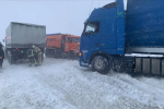 На трасі Київ – Чоп через негоду застрягли вантажівки: на місці працюють рятувальники
