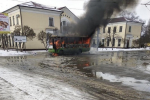 В Харькове прямо на остановке загорелся автобус