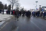 На Миколаївщині мешканці перекривали трасу з вимогою відновити пільговий тариф на електроенергію