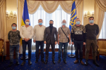 Президент зустрів моряків, звільнених з піратського полону в Нігерії