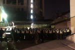 Силовики и протестующие подрались под отделом полиции, куда привезли задержанного ветерана