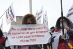 Учасники акції #SaveФОП намагалися вибити мікрофон з рук кореспондентки "5 каналу" під час включення