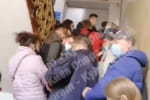 "Некоторые стоят в очереди вторые сутки": в соцсетях показали очередь за спецпропусками в Киеве − видео