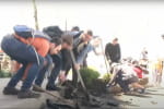 Із ломами та лопатами в Києві активісти відновлювали велодоріжку, яку забудовник загарбав для парковки