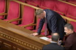 Під крики "Ганьба!" та із заблокованою трибуною: як скандальний Аксьонов присягав у Раді – включення