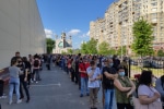 В Киеве желающие вакцинироваться выстроились в очереди на прививку 