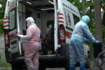 "Покинуті напризволяще":  як медики, постраждалі внаслідок COVID, долають перешкоди задля отримання виплат