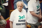 "Зе – убийца Конституции": двое авторов новой Конституции слушали выступление Зеленского в красноречивых футболках – видео 