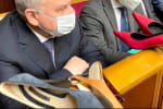 "Лютый треш": депутаты подарили Тарану и Зеленскому туфли на каблуках – включение