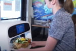 Виконує роботу за чотирьох: попит на оренду роботів-офіціантів зростає – у чому вони кращі