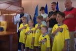 Хлопчиків, які співали гімн перед грою у своєму дворі, запросили до Будинку футболу