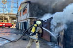 У Києві вогонь із двоповерхової споруди перекинувся на гаражі: декілька автівок згоріли