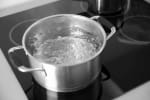 С привкусом плесени и запахом болота – жители Запорожья жалуются на качество питьевой воды