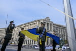 Парад військ, бойові літаки та тролінг Януковича: як у Києва відбувалися урочистості до Дня Незалежності – включення