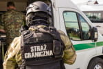 Польские пограничники обнародовали видео, где белорусские военные стоят с оружием за спинами мигрантов